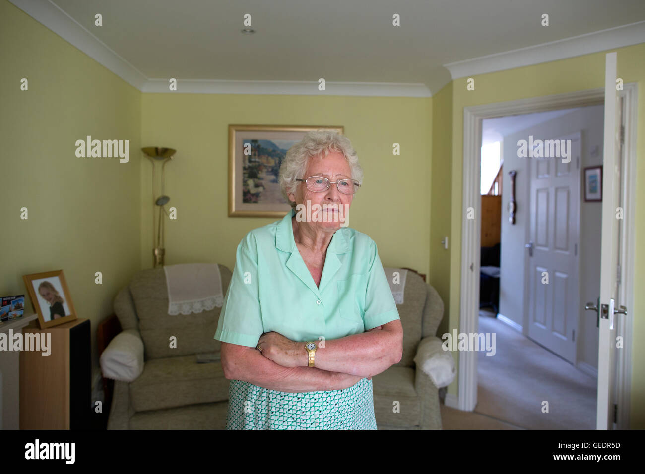La vecchiaia titolare di pensione o di rendita che vivono da soli in Inghilterra, Regno Unito Foto Stock
