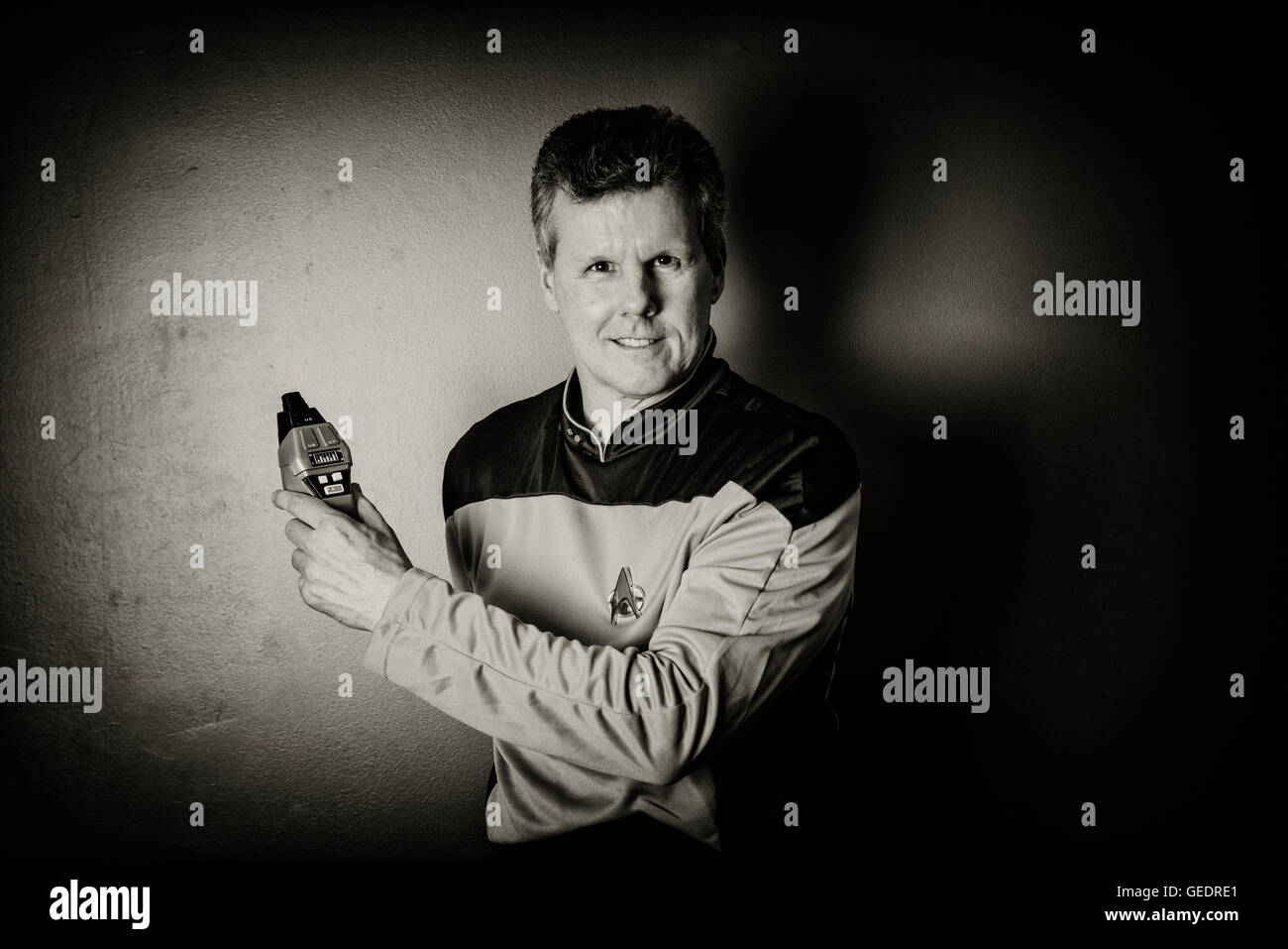 Cosplayer vestito come un membro dell' equipaggio di Star Trek ,pone per le fotografie in un fumetto con convenzione. Foto Stock