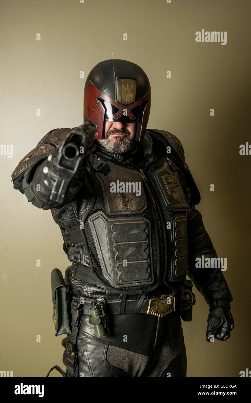 Cosplayer vestito come Judge Dredd pone per le fotografie in un fumetto con convenzione. Foto Stock