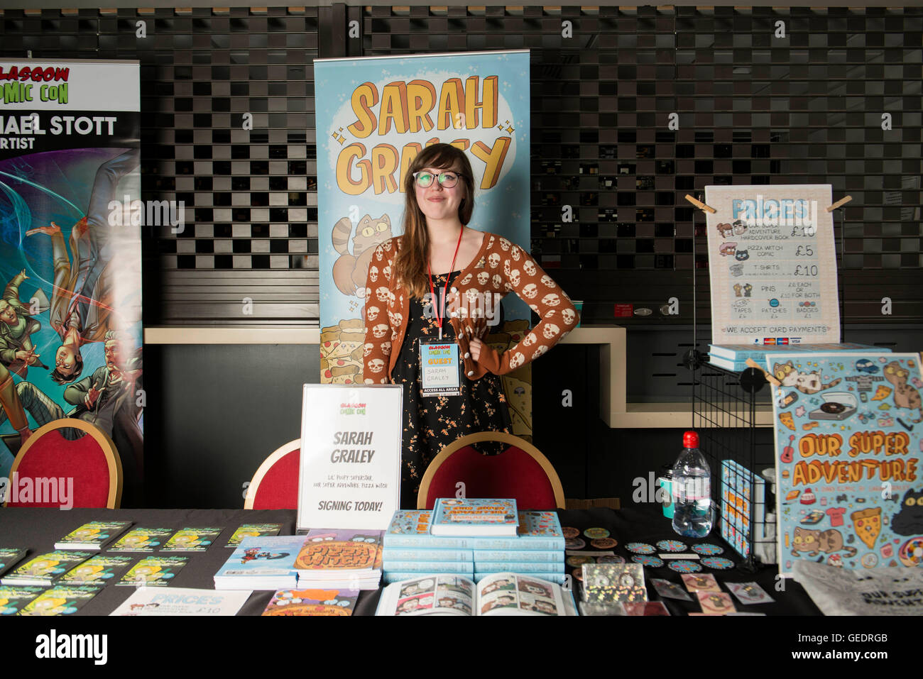 Sarah Graley scrittore comico cosplayers in fantastiche fatte in casa costumi comico al fianco di ospiti internazionali come si celebra il Foto Stock