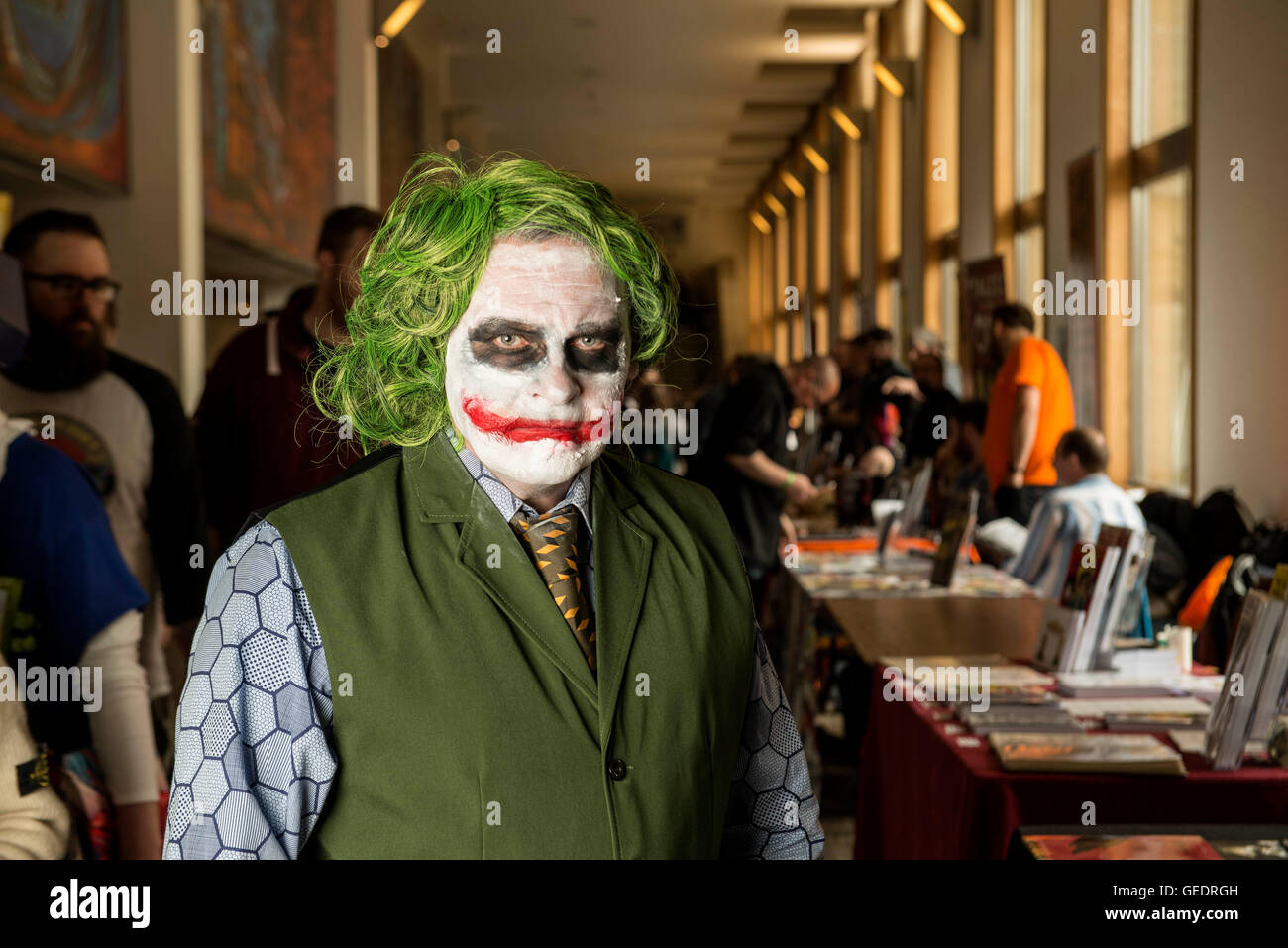 Cosplayer vestito come il burlone pone per le fotografie in un fumetto con convenzione. Foto Stock