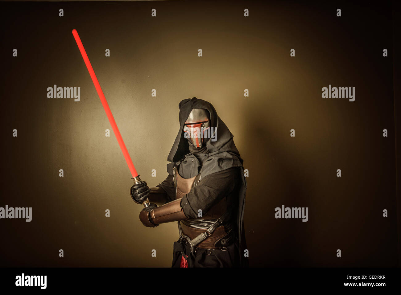 Cosplayer vestito come personaggio Star Wars Kylo Ren, pone per la fotografia a un fumetto con convenzione. Foto Stock