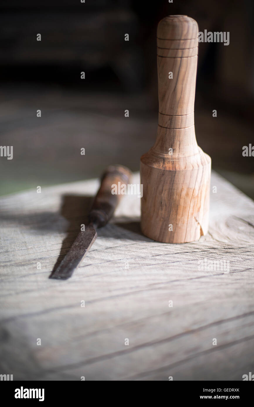 Un mazzuolo di legno e scalpello Foto Stock