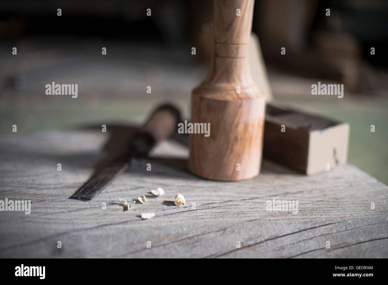 Un mazzuolo di legno e scalpello Foto Stock