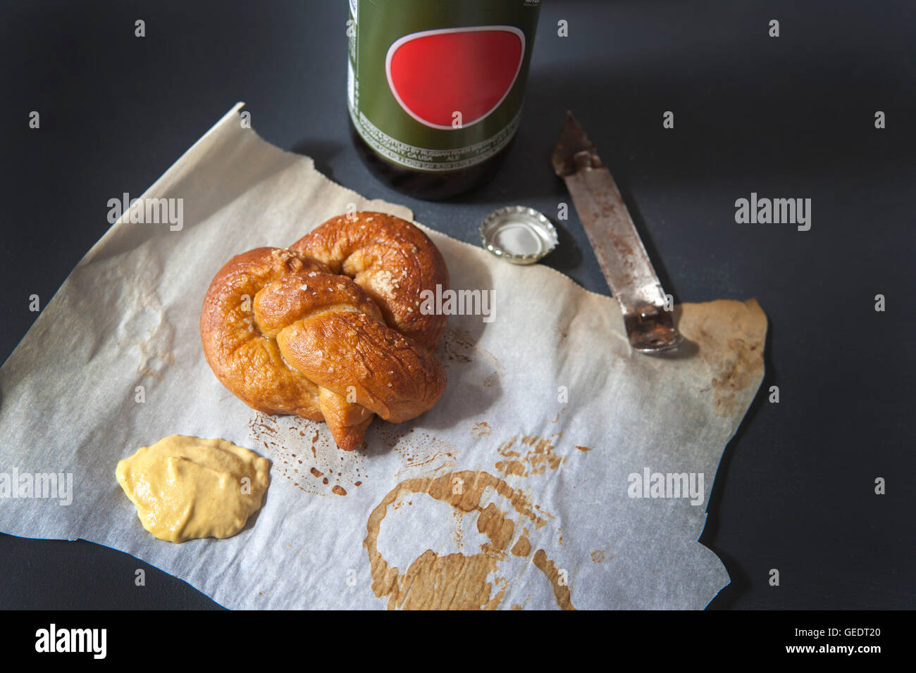 Pretzel e birra Foto Stock