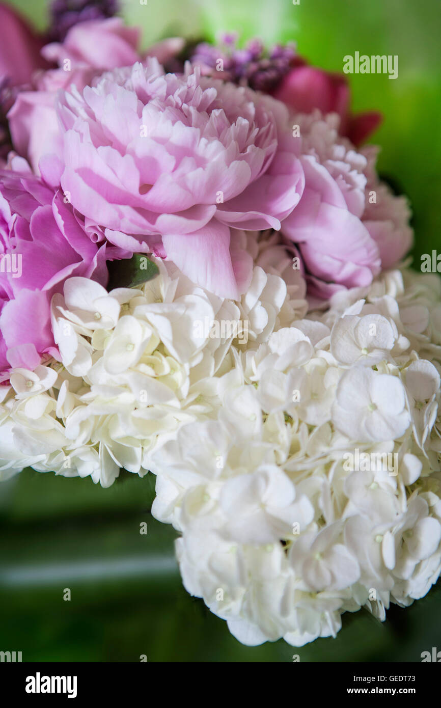 Bouquet di fiori rosa e bianchi Foto Stock