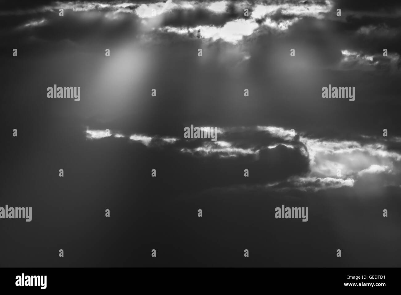 Sunbeam in drammatico in bianco e nero del cielo e cloudscape Foto Stock