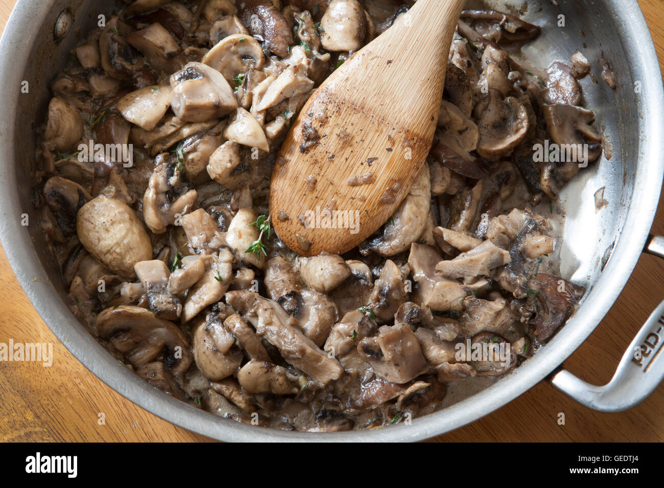 Funghi saltati in padella, ad alto angolo di visione Foto Stock