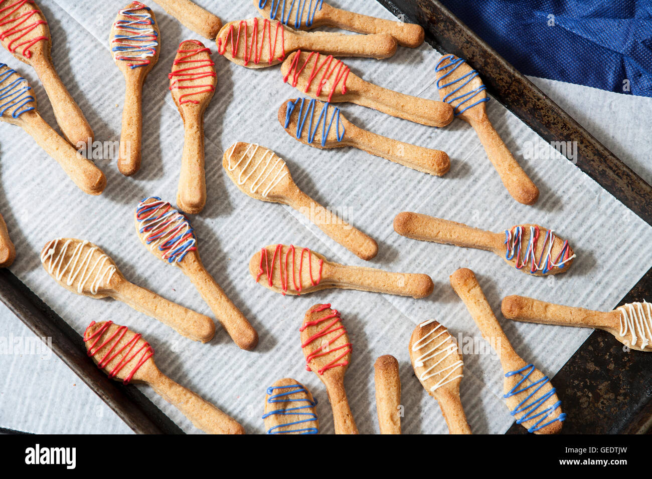 Cookie cucchiai di colorata spruzzata ciliegina Foto Stock