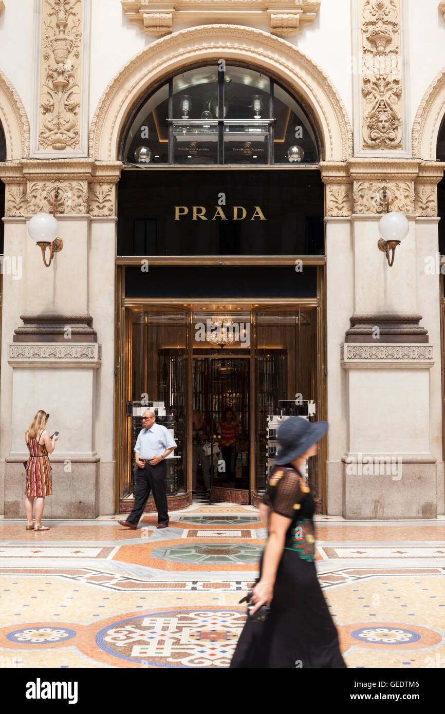 La Prada fashion store in Galleria Vittorio Emanuele II, Milano, Italia. Il  primo negozio nella storia del marchio di lusso Foto stock - Alamy