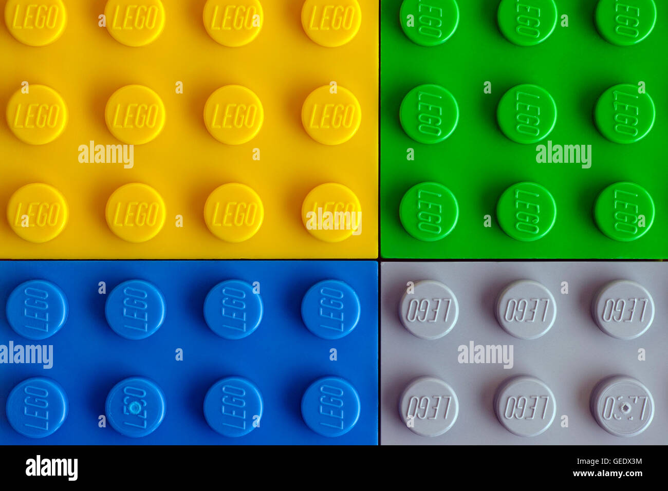 Tambov, Federazione Russa - Luglio 24, 2016 Quattro Lego piastra di base - giallo, verde, blu e grigio. Studio shot. Foto Stock