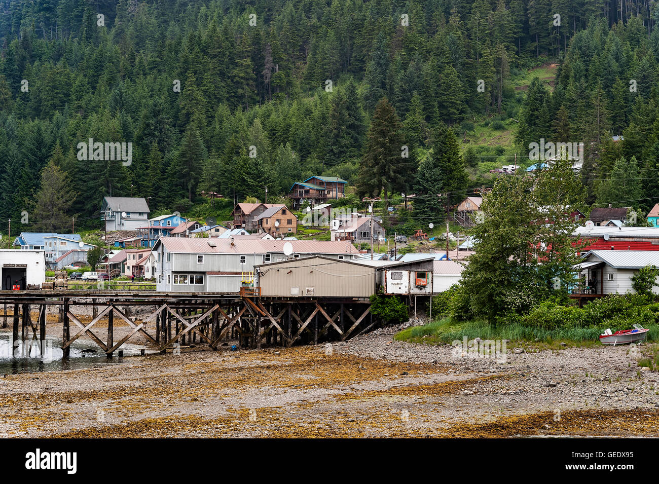 Zona residenziale del villaggio Tlingit di Hoonah, Alaska, STATI UNITI D'AMERICA Foto Stock