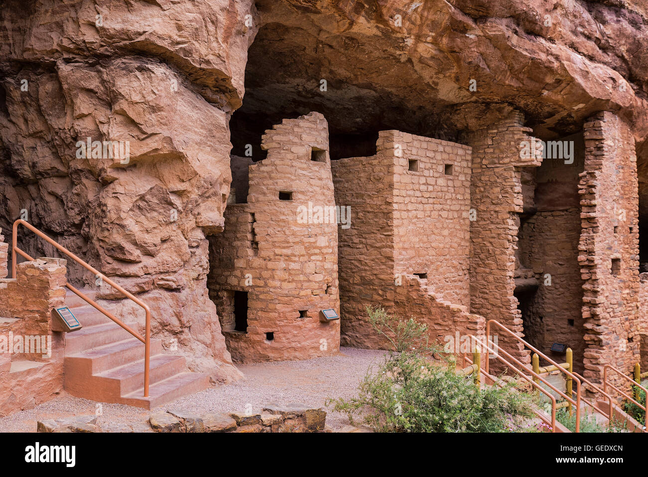 Manitou Cliff Dwellings degli Anasazi, nativi americani tribù indiana. Queste abitazioni sono state scavate nella soffice pietra arenaria rossa Foto Stock