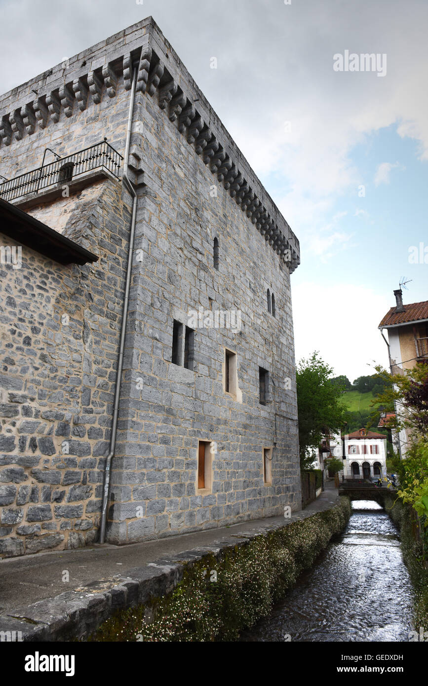 Casa fortificata o casa torre in Lesaka Navarra. Spagna Foto Stock