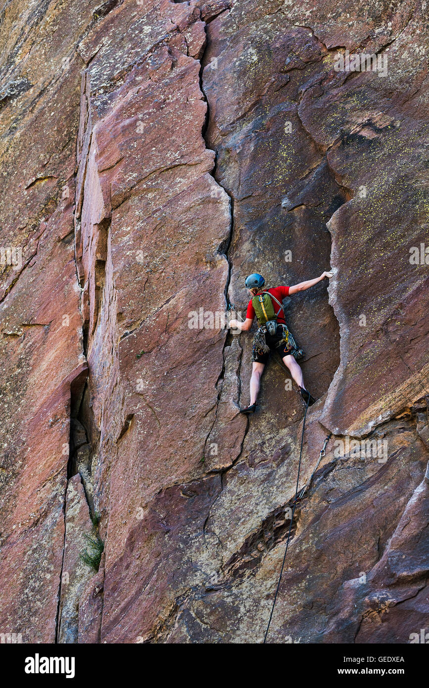 Uomo rock climbing, Eldorado Canyon State Park, COLORADO, Stati Uniti d'America Foto Stock