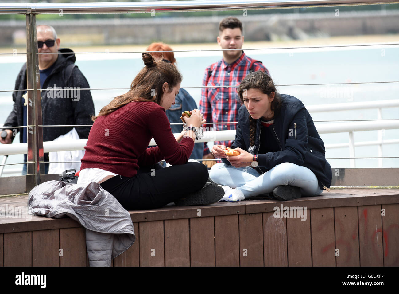 Due giovani donne ragazze mangiando panini Pranzo a San Sebastián‡n Donostia Spagna Foto Stock