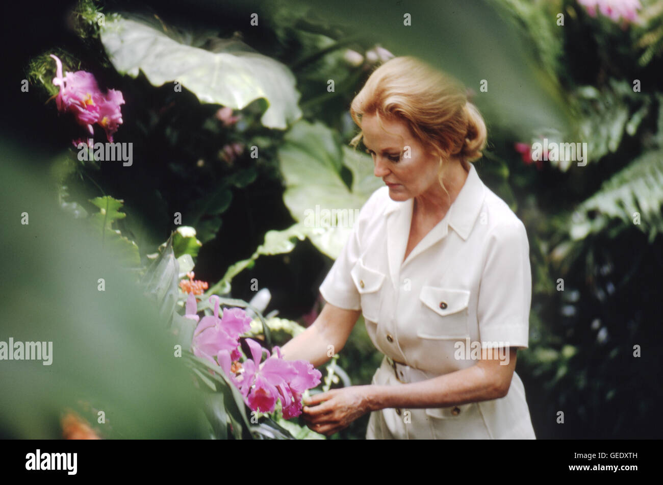 Doris Duke, ereditiera, a Duke Gardens nel 1968. Foto Stock