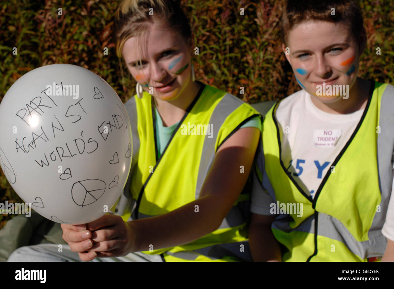 La polizia politica di protesta i manifestanti attivisti paint dress up fancy dress ragazzi maschi ragazza una femmina noughties 2000's Faslane365 - Foto Stock