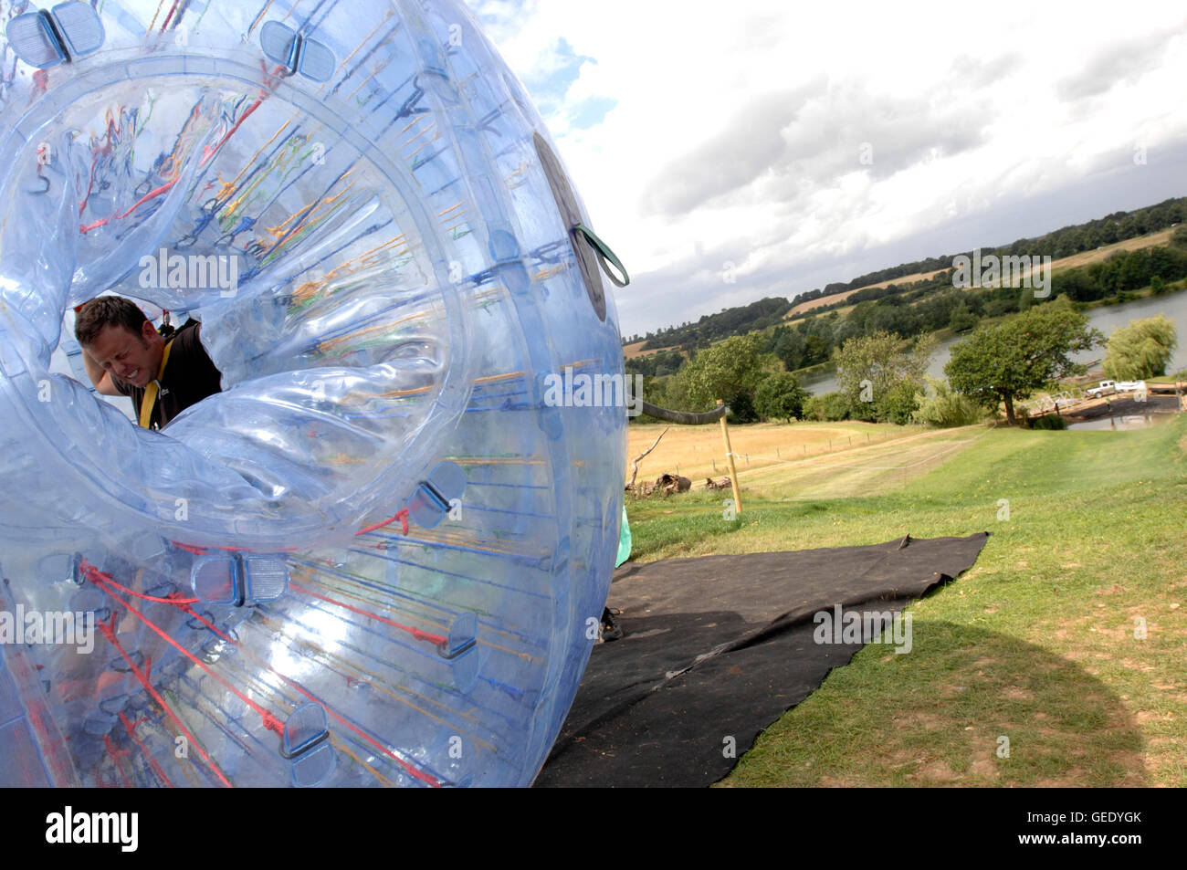 Sfera divertimento all'aperto fuori di esperienza uno maschio maschio noughties 2000's 00's adventure zorbing sport estremi Zorbing, Lee Coan Foto Stock