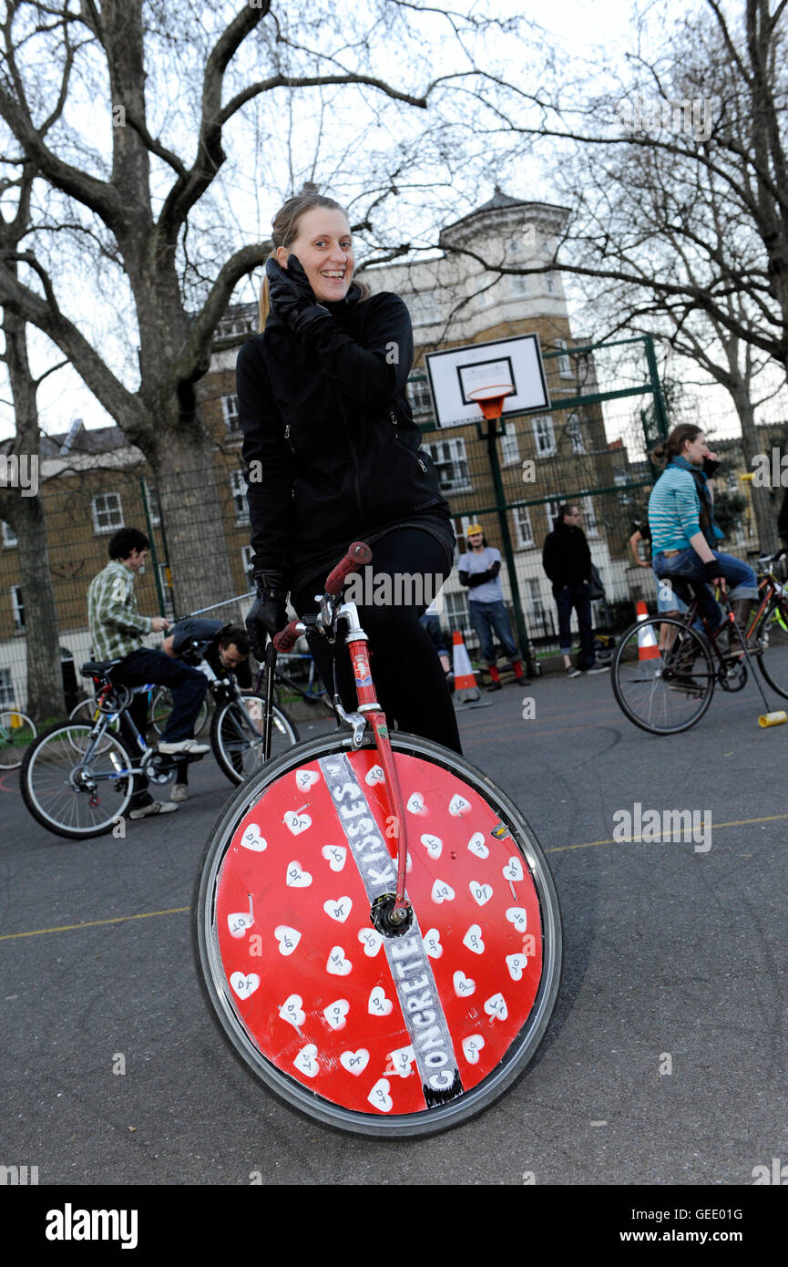 Biciclette ruote di bicicletta Ciclismo Equitazione poste in posa femminile donna femmina cuori noughties 2000's 00's Bike polo in Newington Park, Foto Stock