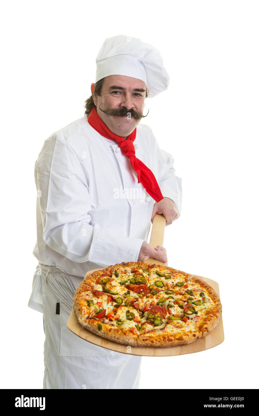 Chef con baffi manubrio tenendo una pizza su un peel Foto Stock