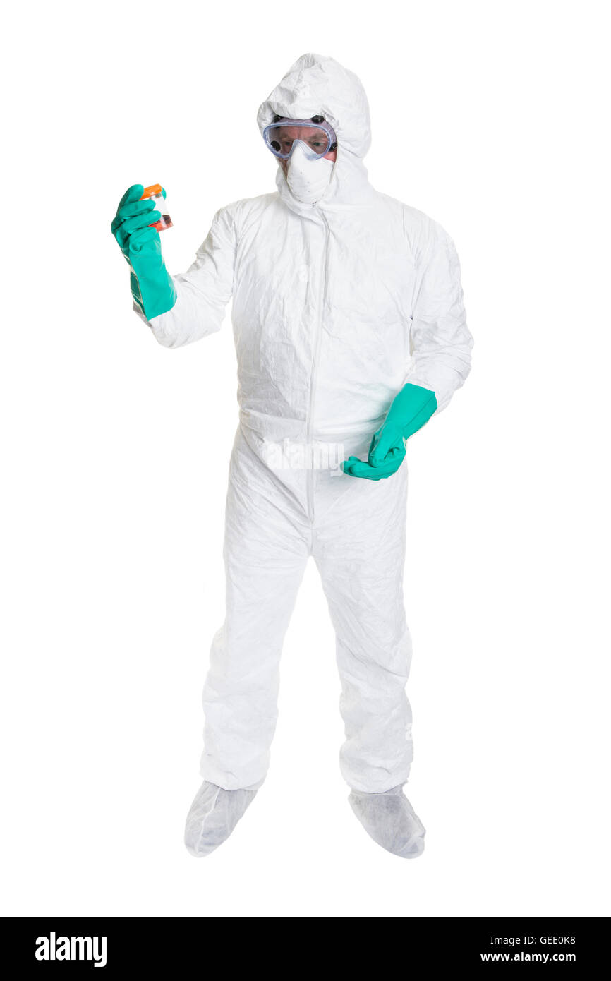 Uno scienziato in un pericolo di bio suit guardando un campione di fluido corporeo, shot su uno sfondo bianco. Foto Stock