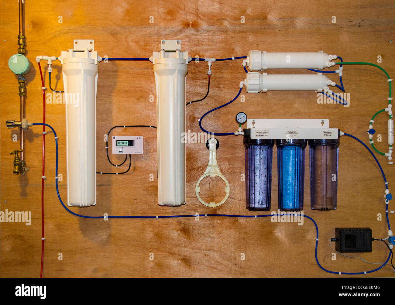 Acqua sistema di filtrazione casa costruita per acqua pura per la pulizia dei vetri Foto Stock
