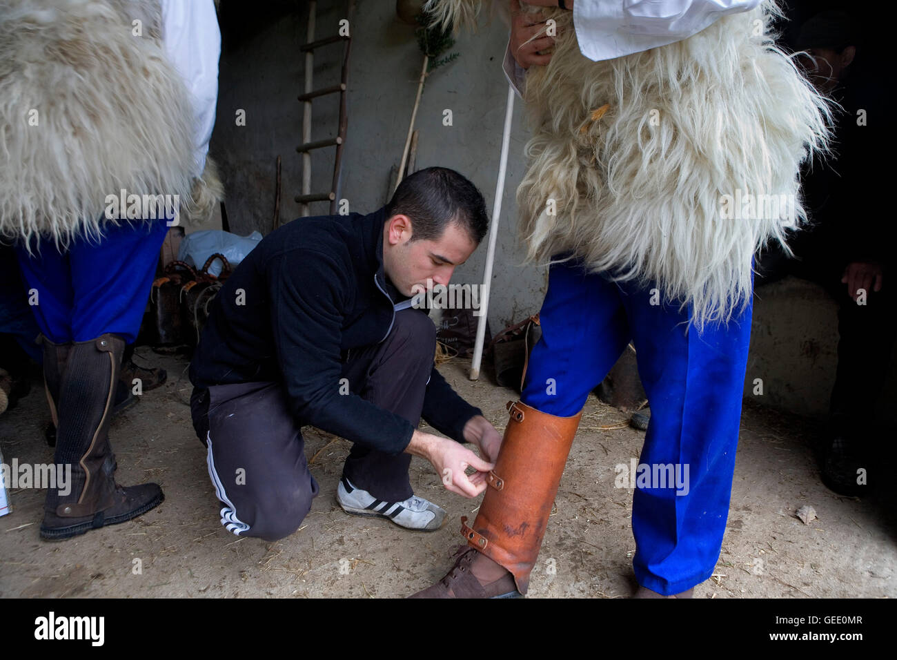 'La Vijanera carnevale, zamarranco,preparazione del carnevale, Silio, Molledo. Cantabria, Spagna. Foto Stock