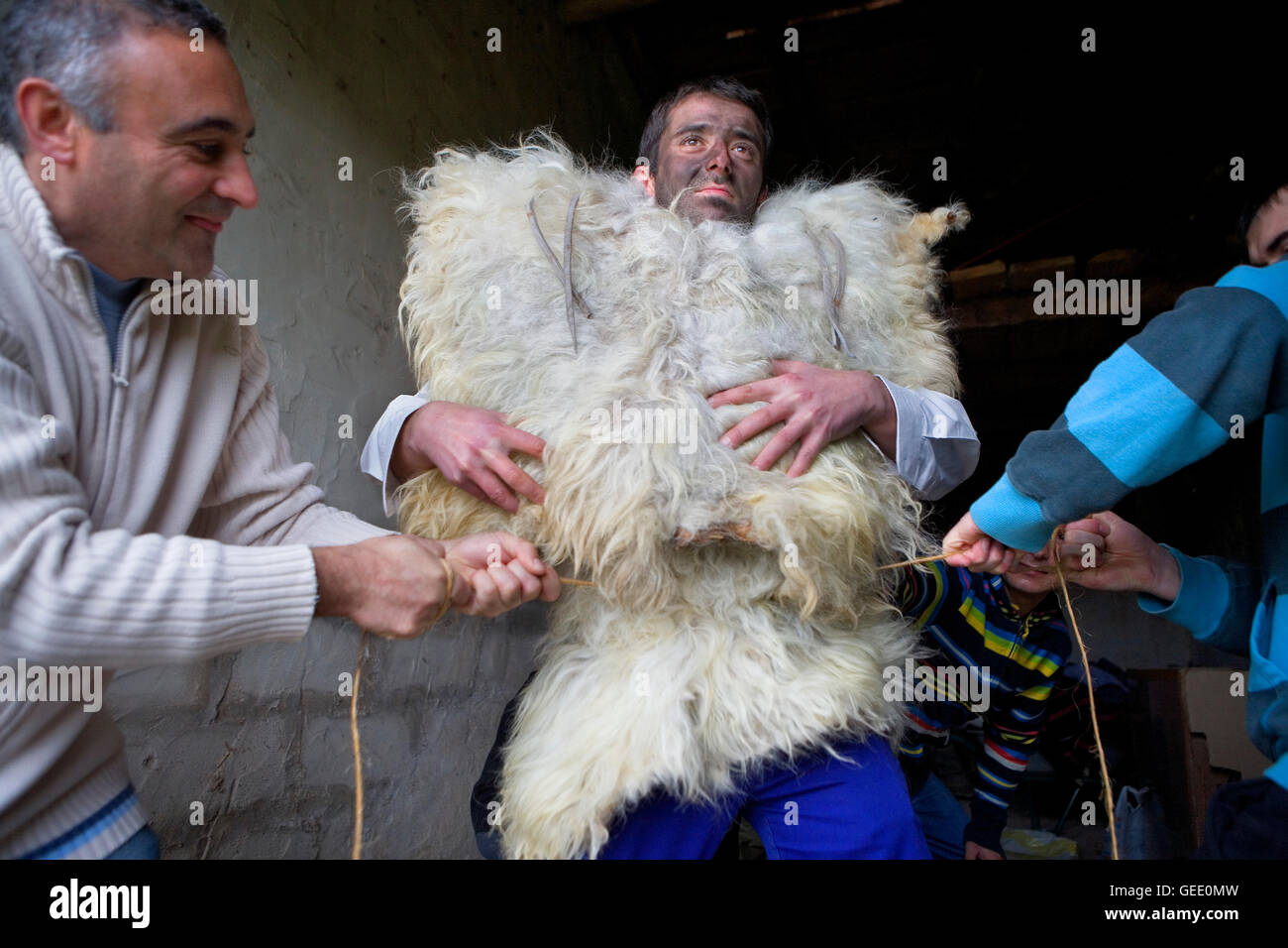 'La Vijanera carnevale, zamarranco,preparazione del carnevale, Silio, Molledo. Cantabria, Spagna. Foto Stock