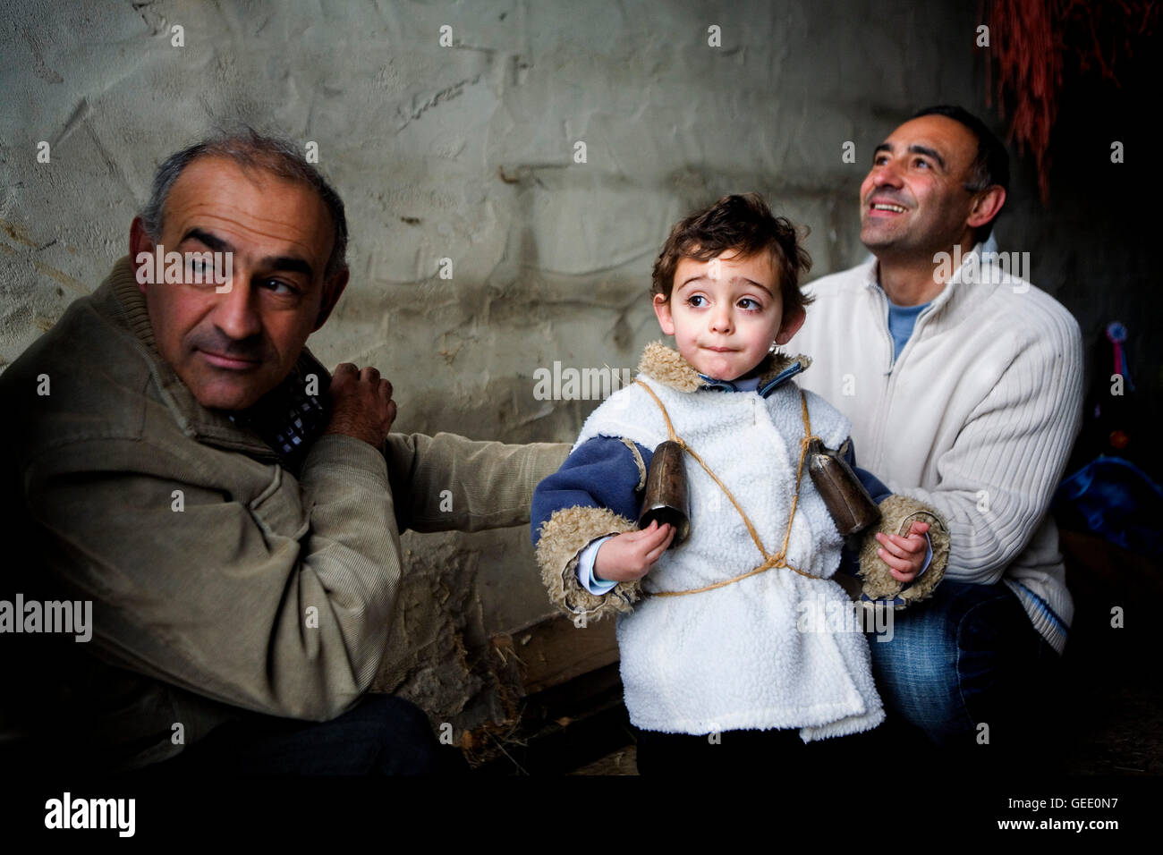 'La Vijanera carnevale,'Zarramaco"preparazione del carnevale, Silio, Molledo. Cantabria, Spagna. Foto Stock