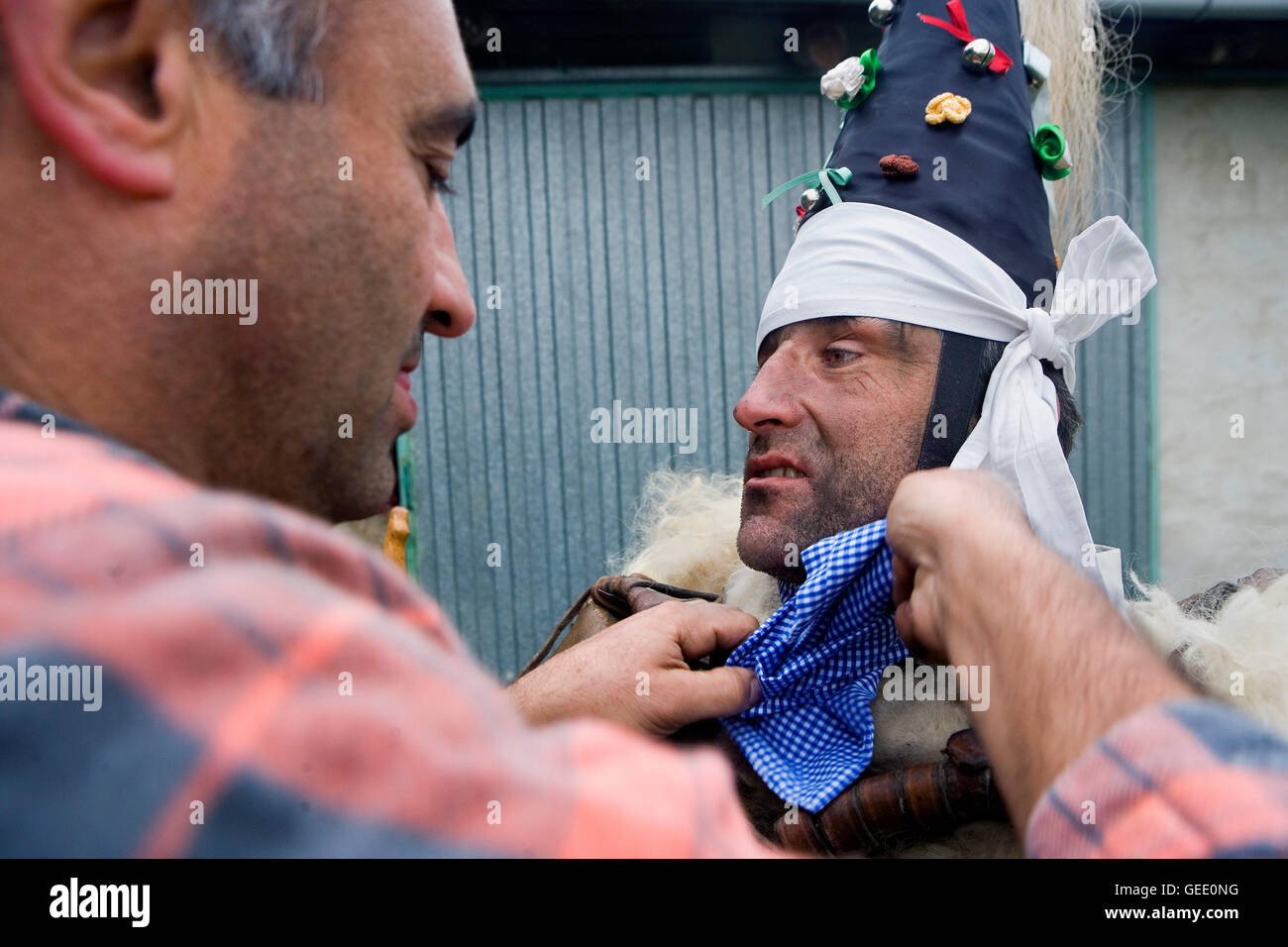 'La Vijanera carnevale,'Zamarraco"preparazione del carnevale, Silio, Molledo. Cantabria, Spagna. Foto Stock