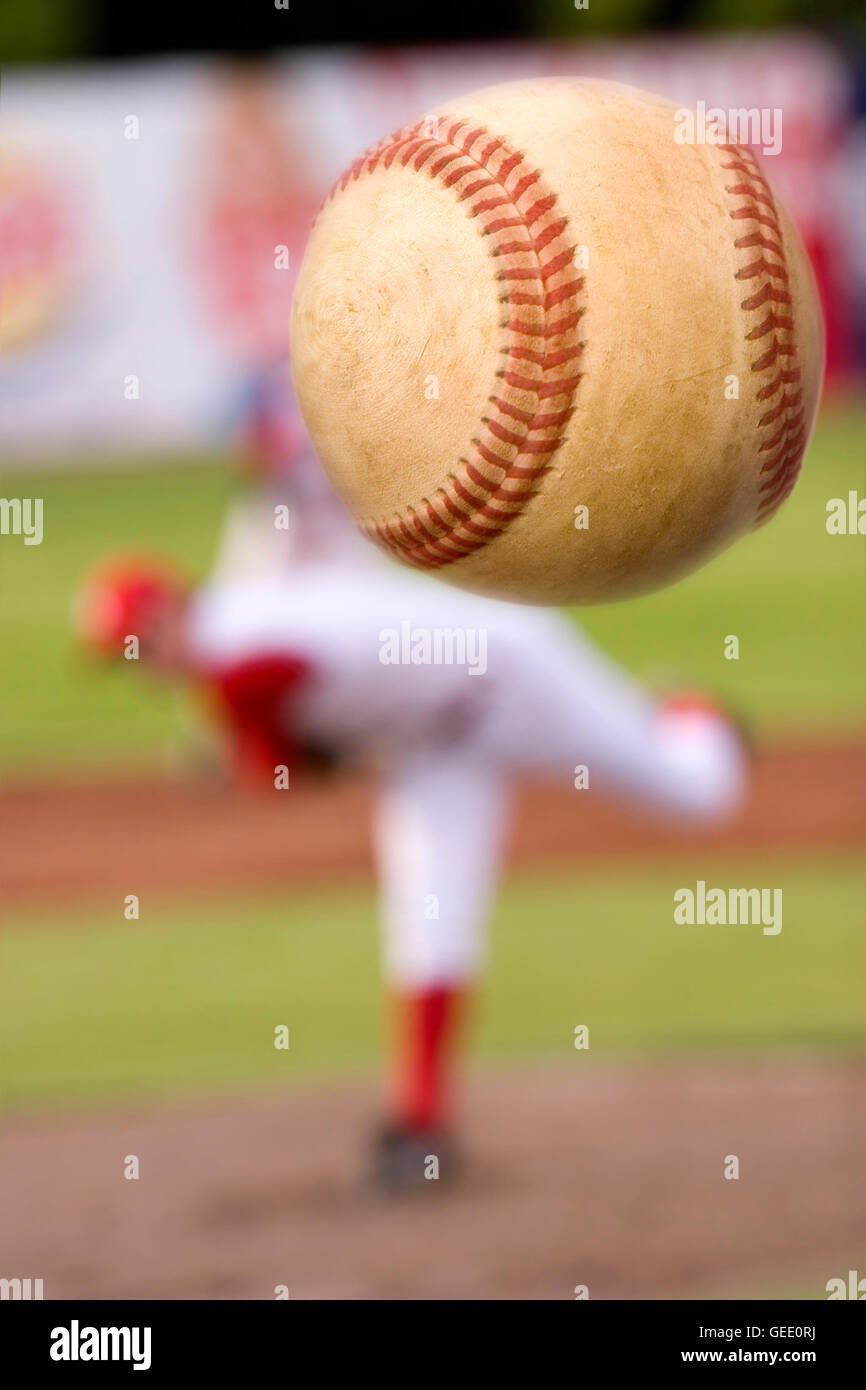 Un giocatore di baseball pitching con spin sulla sfera. (Sfocatura di movimento su cuscinetti a sfere) Foto Stock