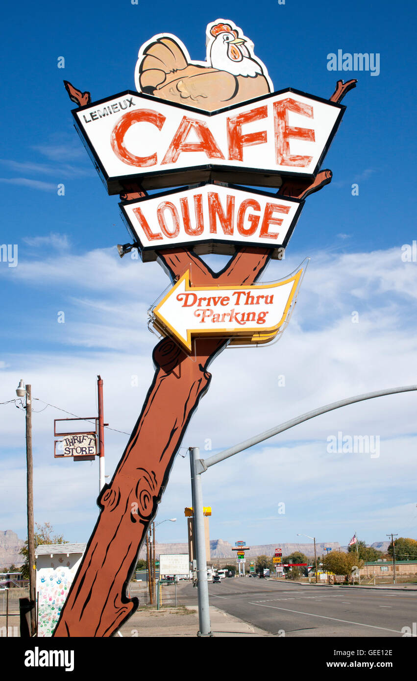 Insegna vintage Cafe Lemieux a Green River, Utah, un punto di riferimento nostalgico sulla strada che riflette il fascino di una piccola città e la classica americana. Foto Stock
