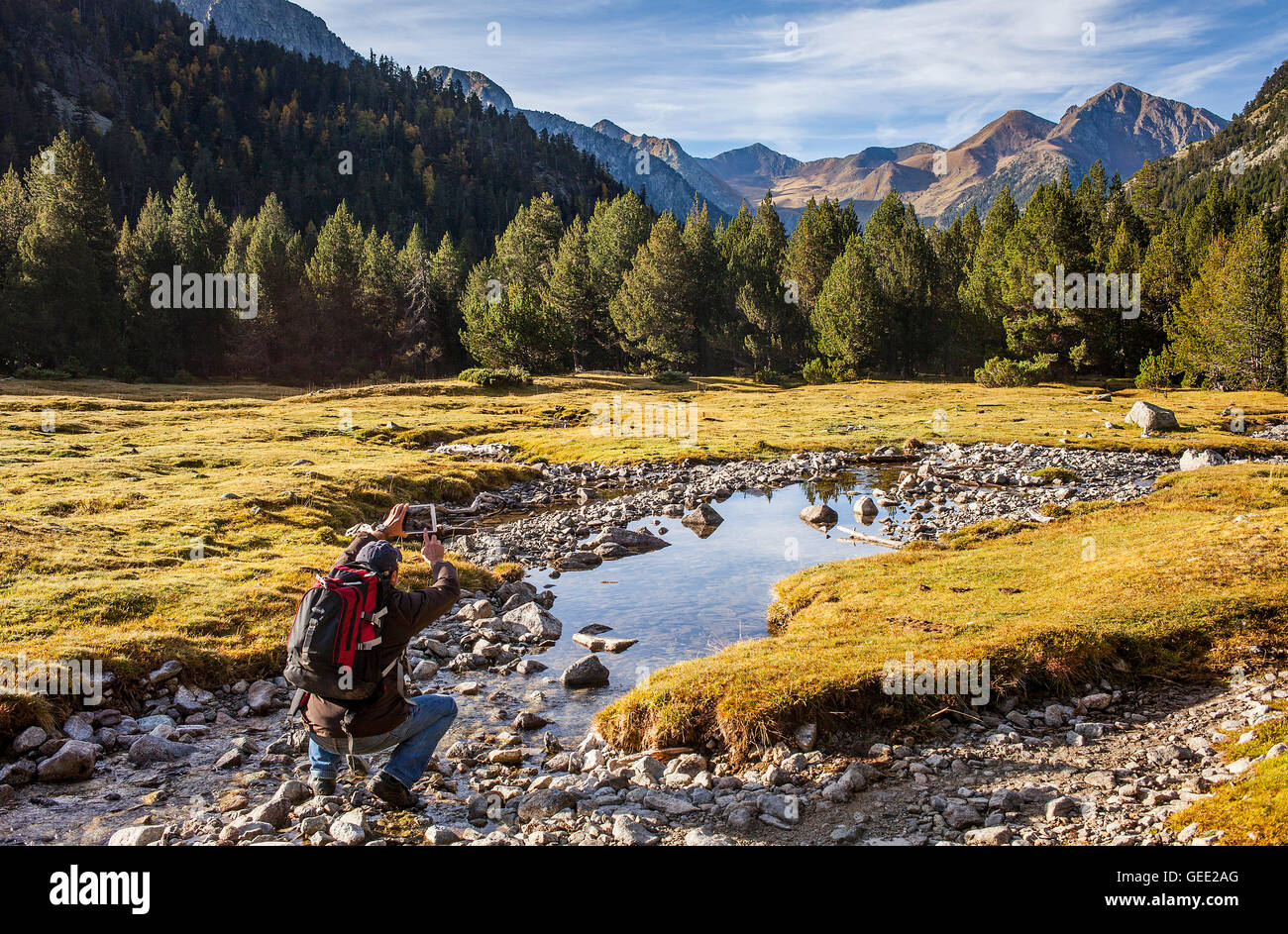 Escursionista.Aigüestortes area,Aigüestortes i Estany de Sant Maurici National Park,Pirenei, provincia di Lleida, Catalogna, Spagna. Foto Stock