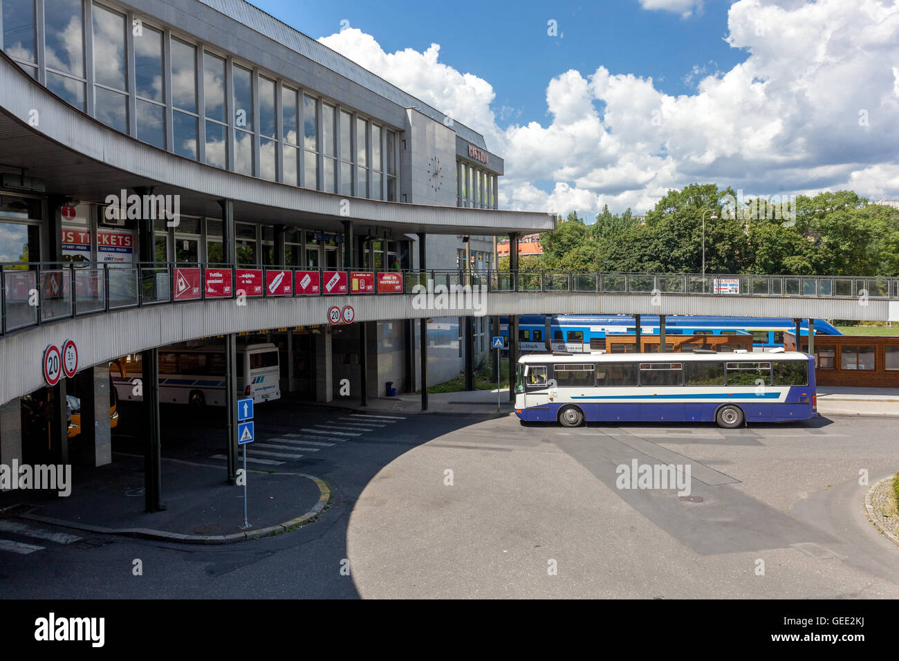 Bus e stazione ferroviaria, Karlovy Vary, città termale, West Bohemia Repubblica Ceca Foto Stock