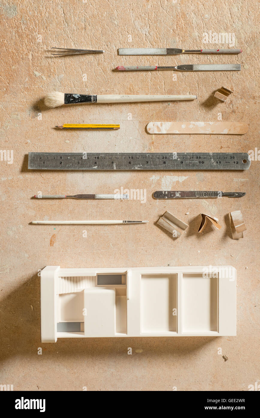 Una scala di gesso per la costruzione del modello a fianco di strumenti per arti e mestieri tra cui la carta smerigliata, file o raspe, lama di precisione, pinze Foto Stock