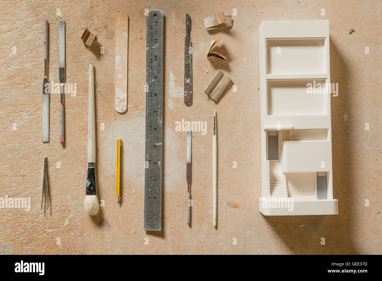 Una scala di gesso per la costruzione del modello a fianco di strumenti per arti e mestieri tra cui la carta smerigliata, file o raspe, lama di precisione, pinze Foto Stock