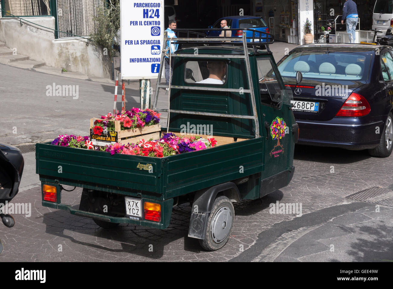 A 3 ruote di Piaggio Ape 50 consegna fiori in Positano, Italia Foto Stock