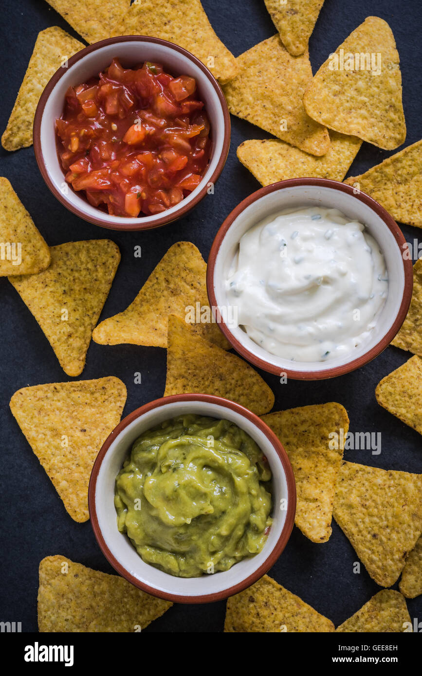 Nachos con tre salse, dal di sopra Foto Stock