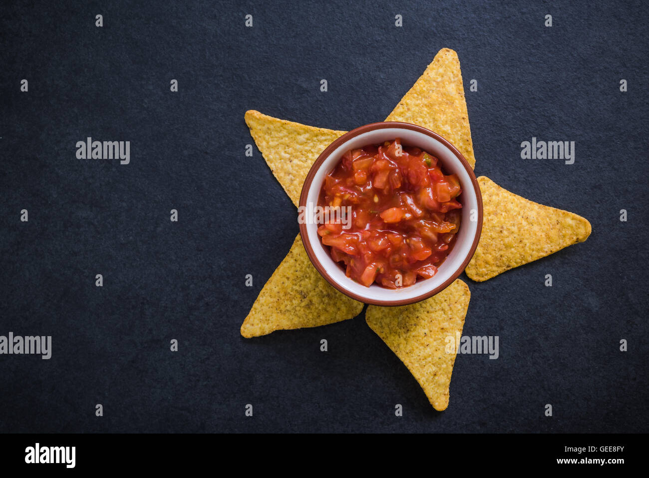 Croccante di nachos con salsa dip, concetto sun Foto Stock