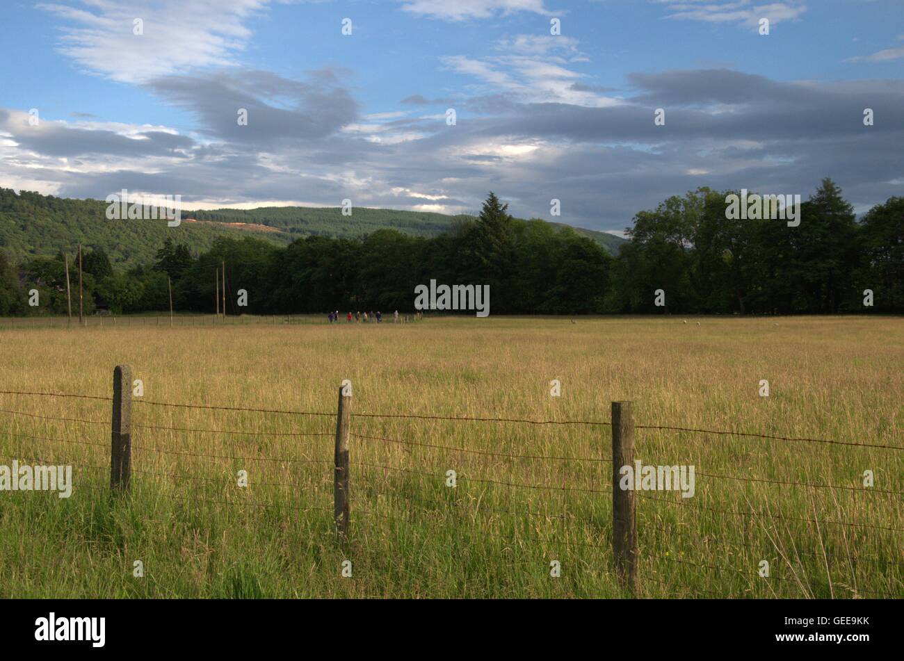 Orientamento orizzontale di membri della famiglia trascinarsi faticosamente attraverso il paese in distanza, spostando verso Coniston Water Foto Stock