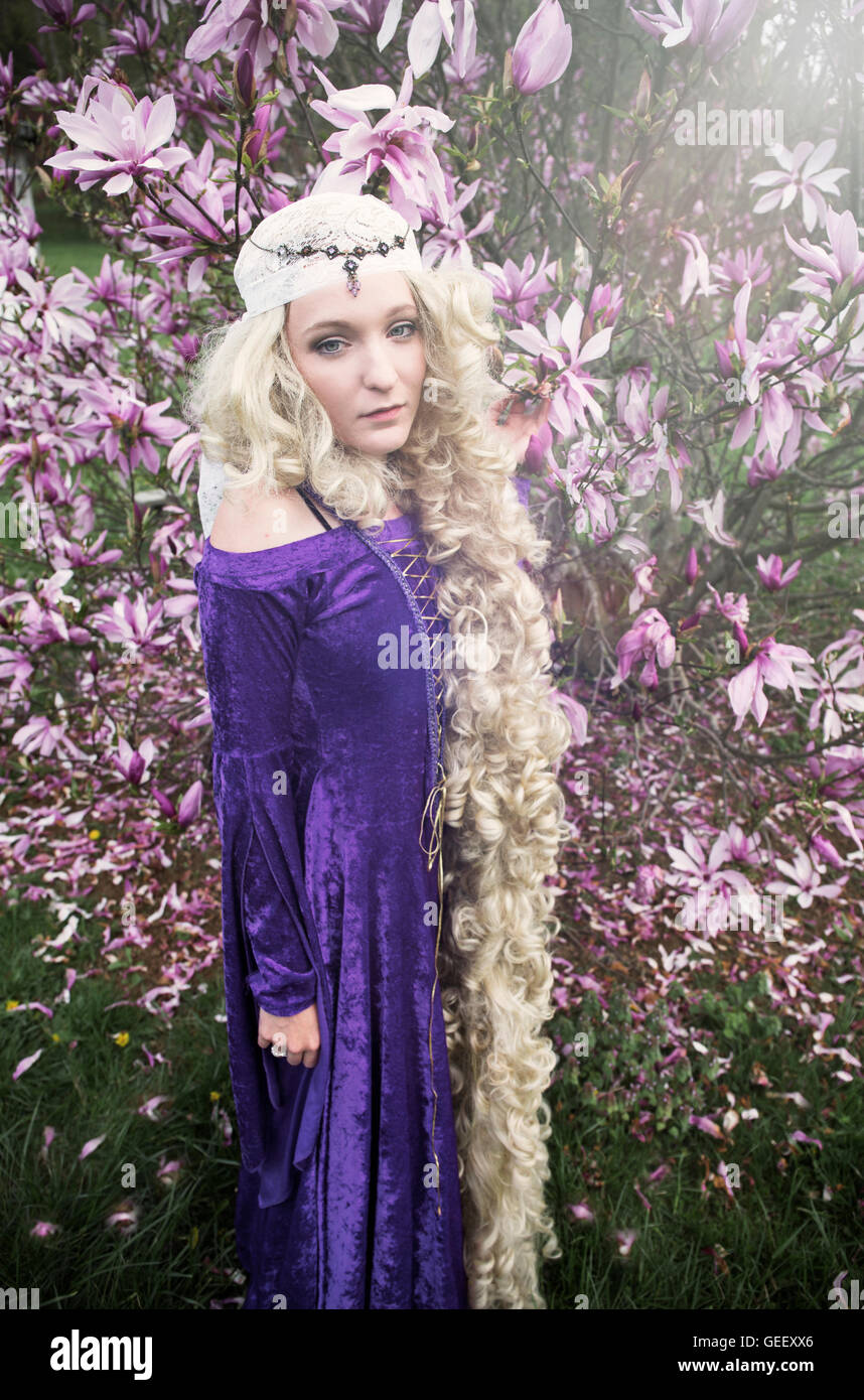 Giovane donna vestita come Rapunzel in abito viola Foto stock - Alamy