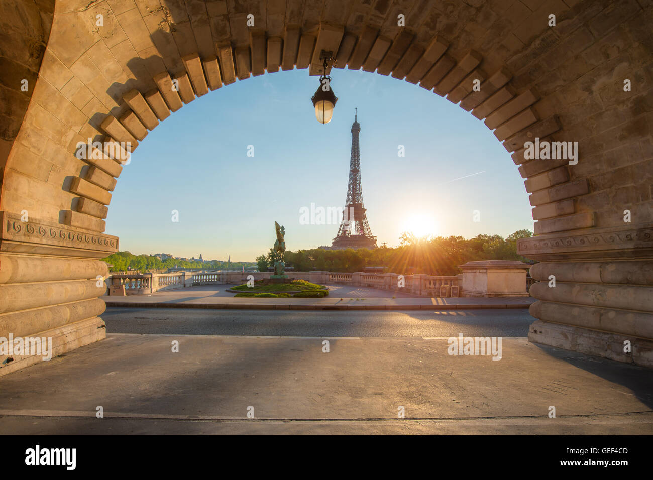 La Torre Eiffel a Parigi dal fiume Senna in mattina. Parigi, Francia