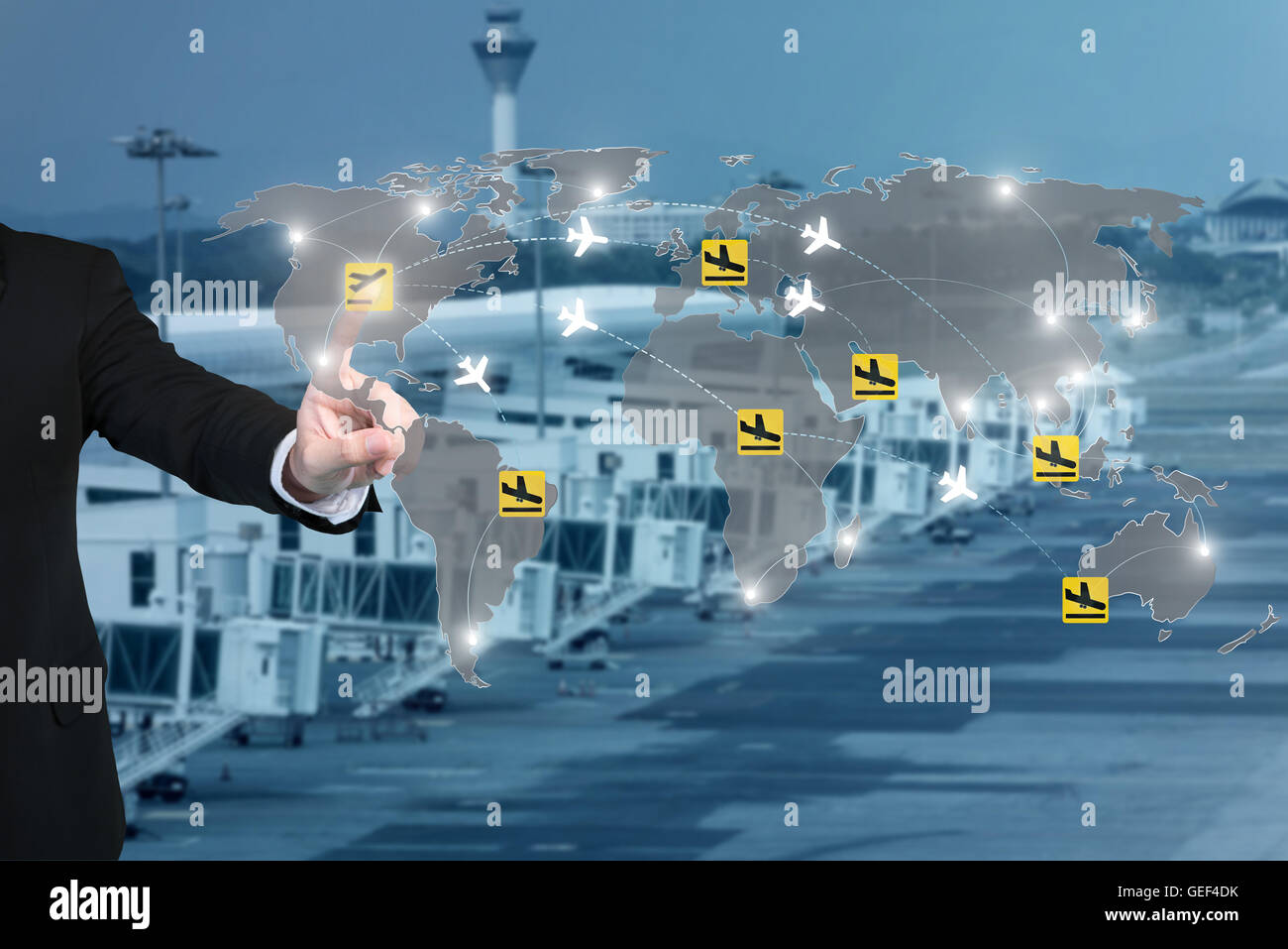 Imprenditore lavora con interfaccia virtuale per il controllo delle reti di connessione degli aerei sui loro percorsi di destinazione. Foto Stock