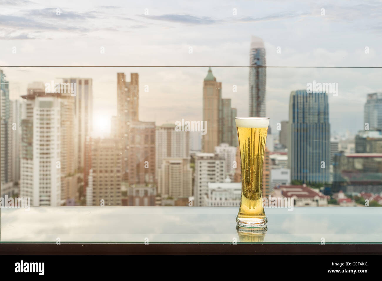 Birra e schiuma di birra sul tavolo in bar sul tetto a Bangkok, in Thailandia. Foto Stock