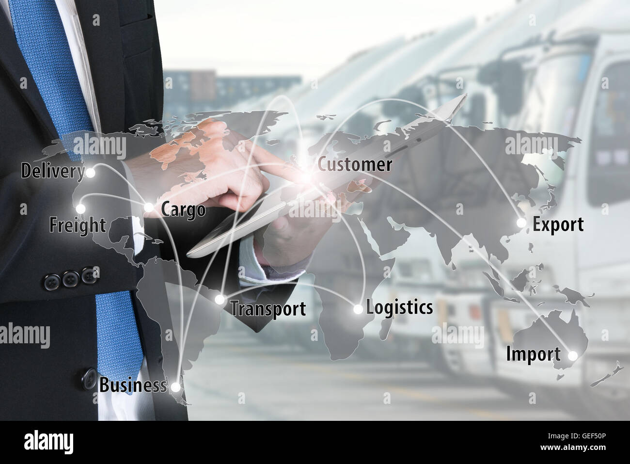 Imprenditore premere tavoletta digitale per mostrare global partnership di rete Uso del collegamento per la logistica,l'importazione,sfondo di esportazione Foto Stock