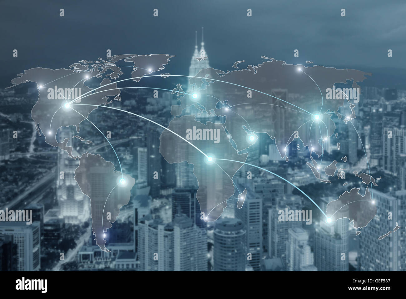 Concetto di Networking - la rete e la mappa del mondo sulla città di sfocatura utilizzare per la rete globale di partner dello sfondo. Foto Stock