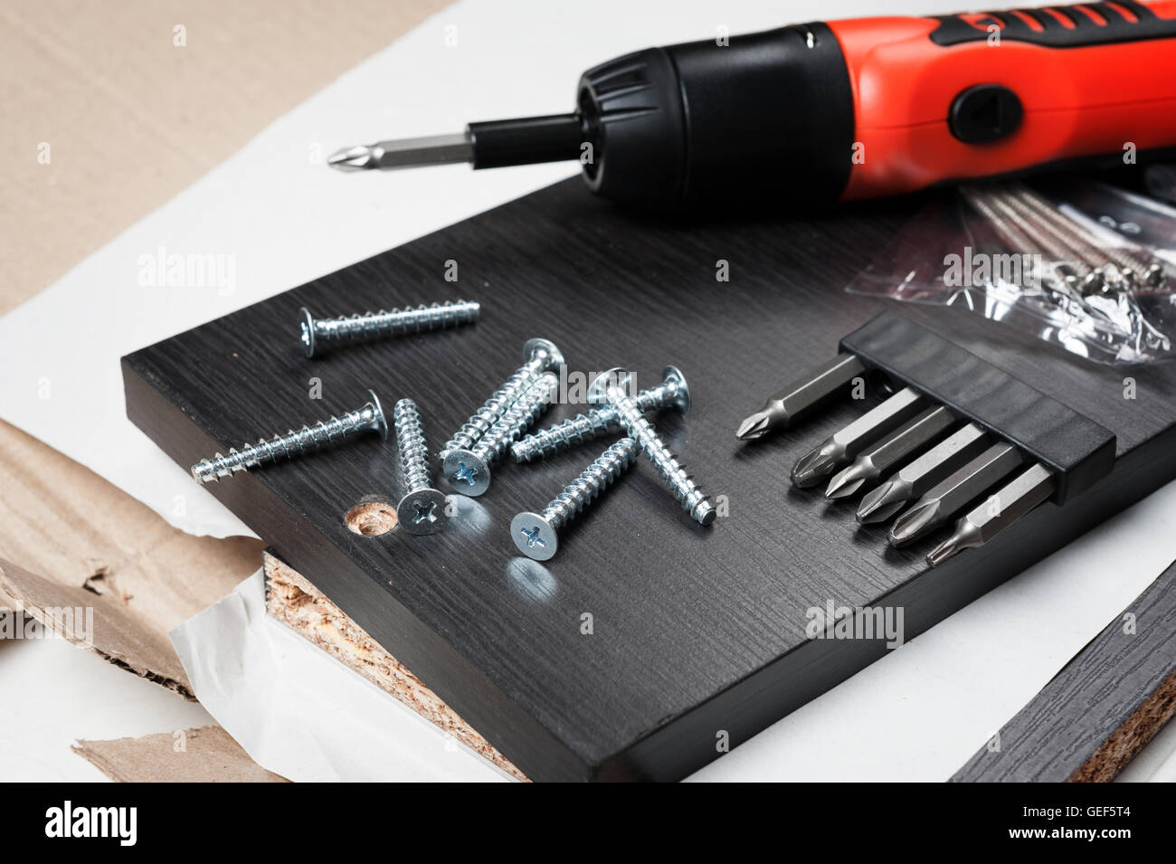 Cumulo di viti e il cacciavite Foto Stock