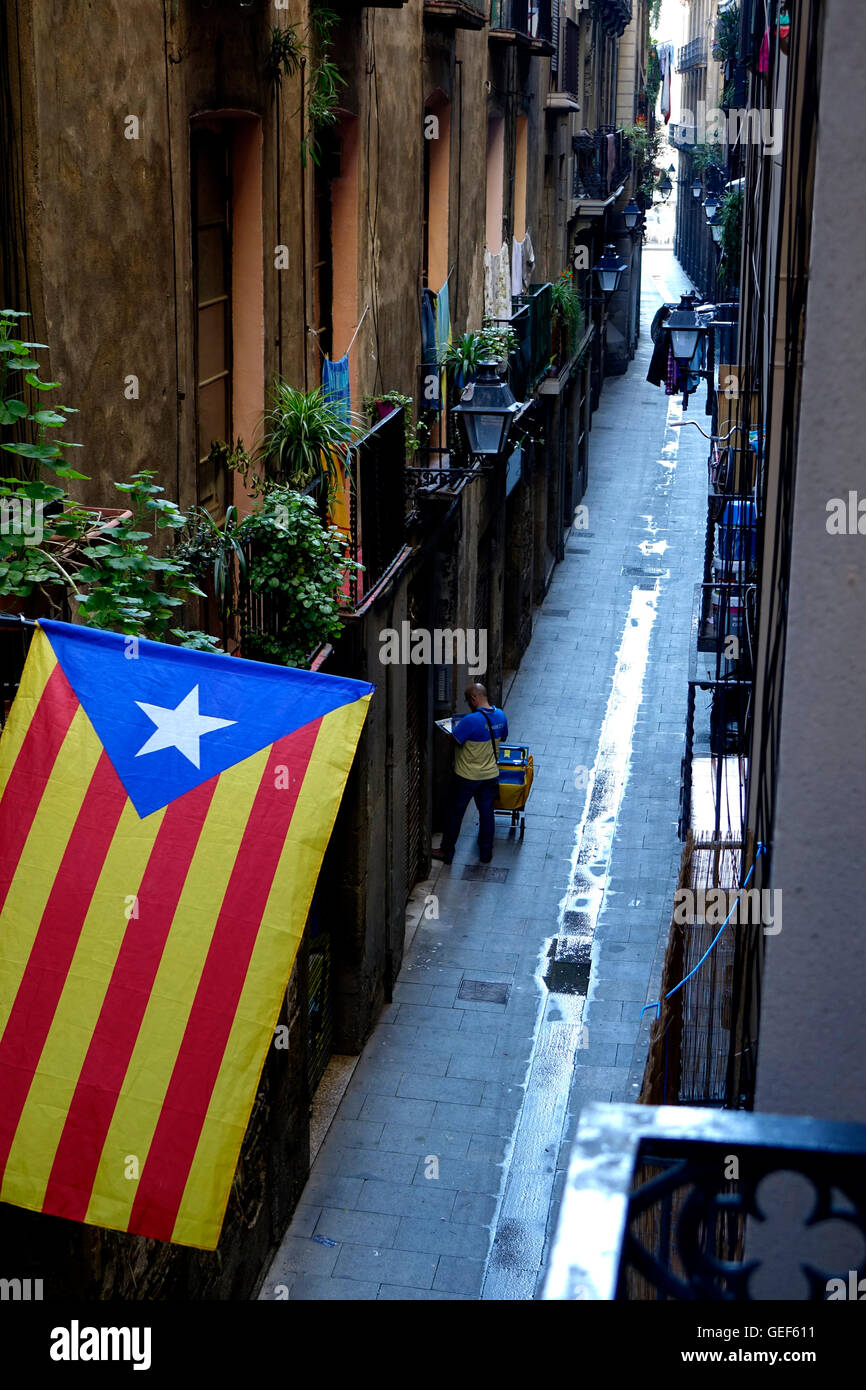 La Catalogna indipendenza bandiera pende dal balcone nel Barri Gòtic - il quartiere Gotico di Barcellona, Spagna. Foto Stock