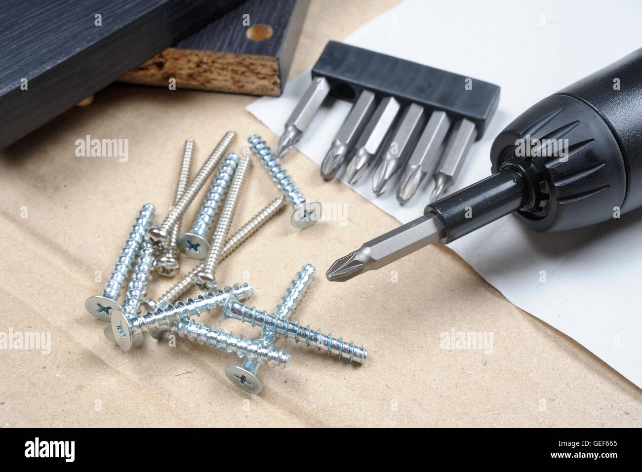 Cumulo di viti e il cacciavite Foto Stock